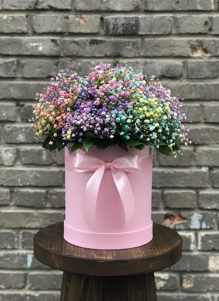 Цветочная композиция из Гипсофила и Розы в шляпной коробке в Поселок Чайковского