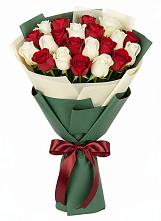 Букет Микс из красных и белых роз в Поселок Чайковского