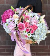 Композиция солнечный день в Поселок Чайковского Цветочная композиция из Розы, Хризантемы, Пионы и Лизиантусы в корзине в Поселок Чайковского