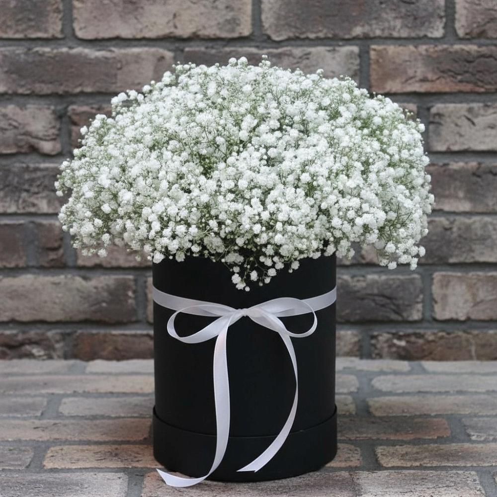 Цветочная композиция из Гипсофила в шляпной коробке в Поселок Чайковского