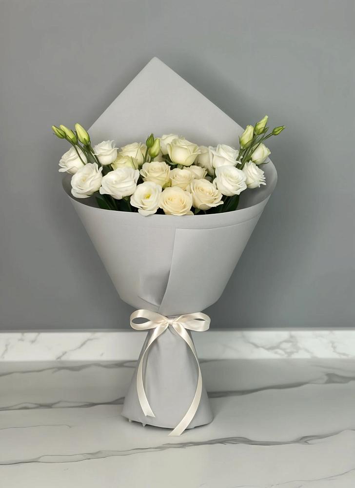 Букет цветов из: Розы и Лизиантусы в Поселок Чайковского