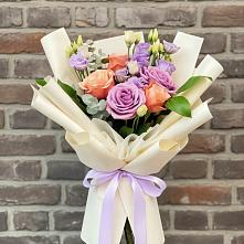 Букет цветов из:  Лизиантусы и Розы в Поселок Чайковского