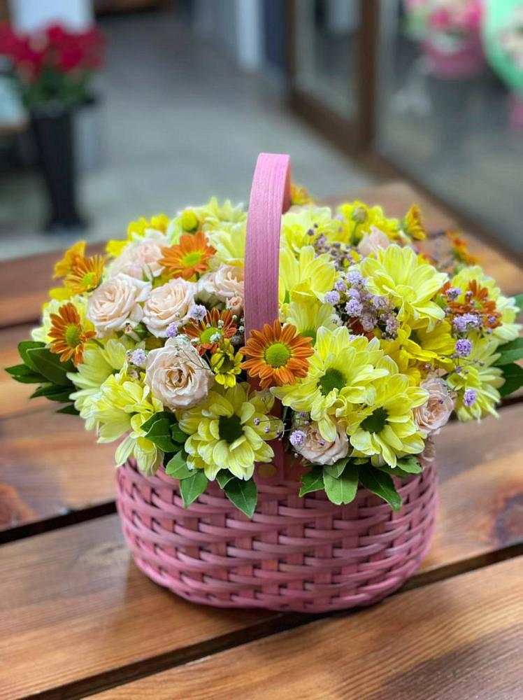 Цветочная композиция из Хризантемы и Розы в корзине в Поселок Чайковского