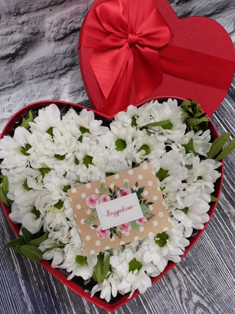 Цветочная композиция из Хризантемы в виде сердца в Поселок Чайковского