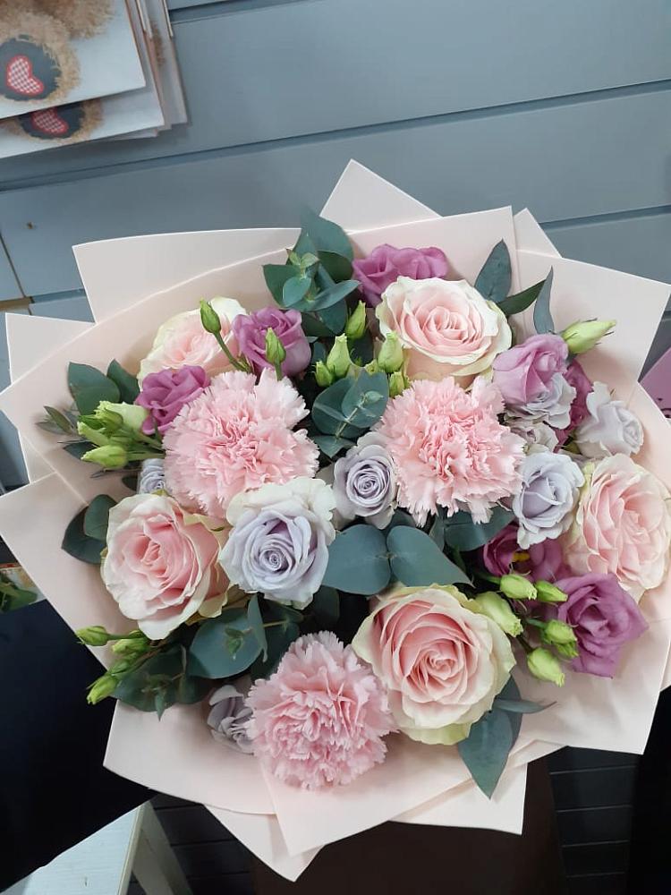 Букет цветов из: Розы, Гвоздики и Лизиантусы в Поселок Чайковского