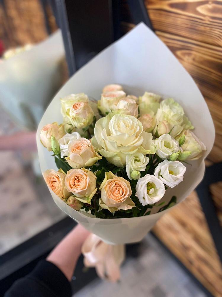 Букет цветов из: Розы и Лизиантусы в Поселок Чайковского